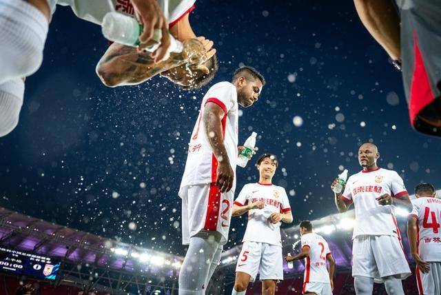 开云官方网-包含今夜中超焦点战;萨克拉门托国王篮板制胜;气氛紧张;轮换策略成焦点的词条